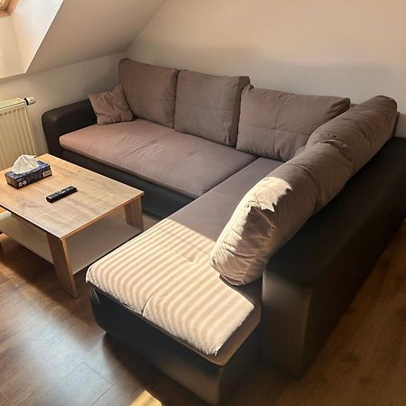Apartmany U Kubiku ฮราเดตสคราโลเว ภายนอก รูปภาพ