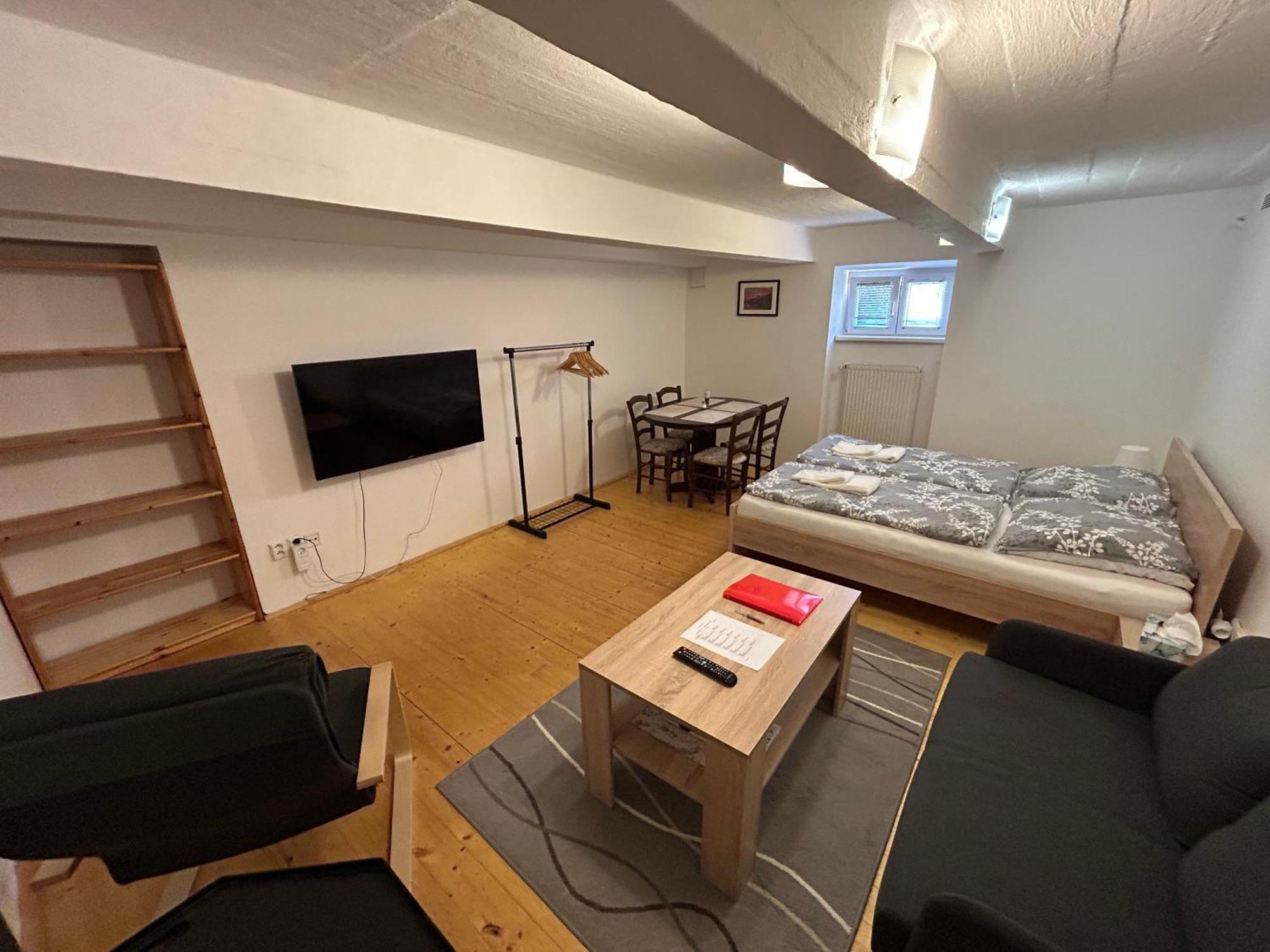 Apartmany U Kubiku ฮราเดตสคราโลเว ภายนอก รูปภาพ